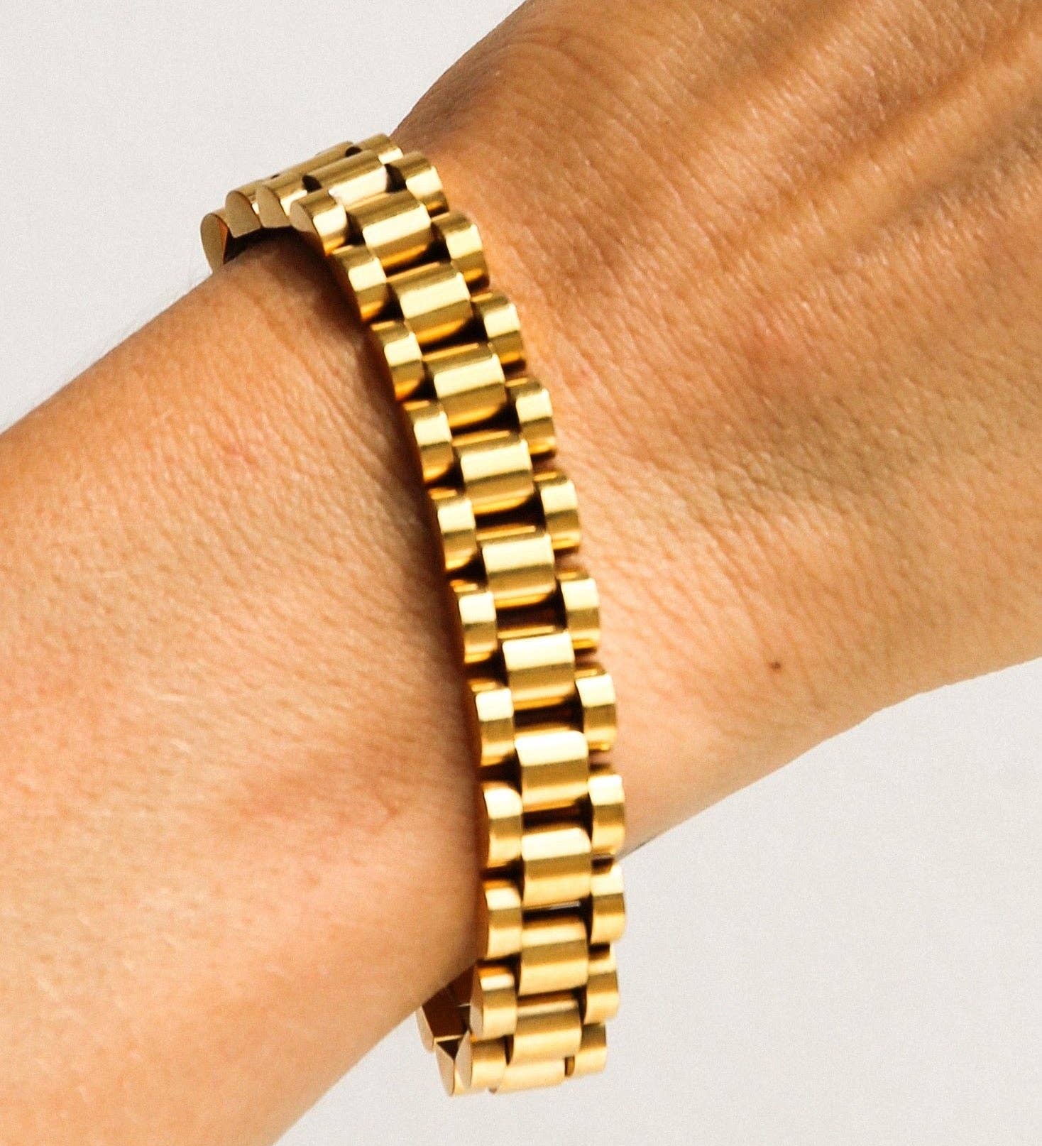 Link Chain Bracelet features a classic watch-link design in 18K gold-plated