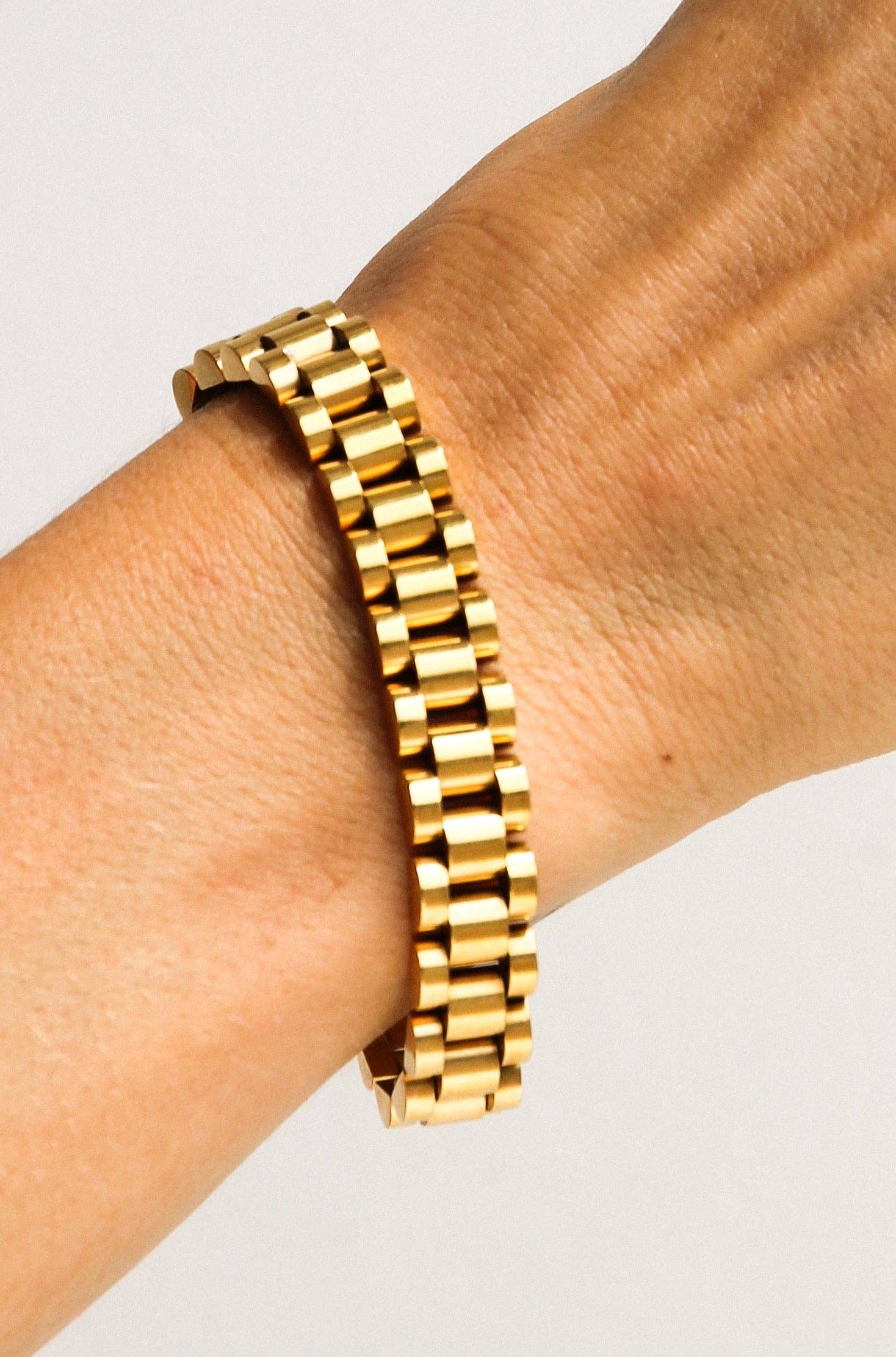 Link Chain Bracelet features a classic watch-link design in 18K gold-plated